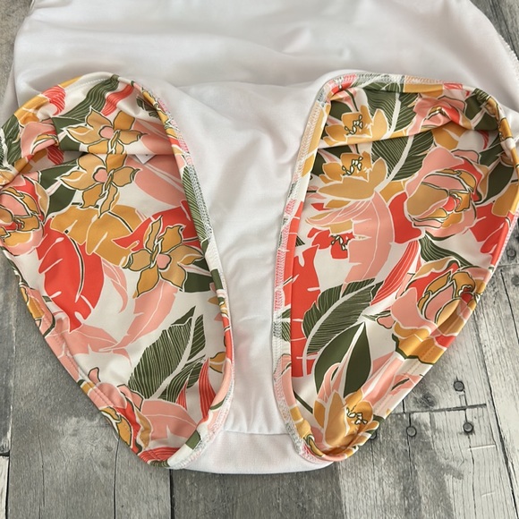 NWT HURLEY FLORAL PRINT One Piece Bathing Suit Size 1X - Picture 10 of 10